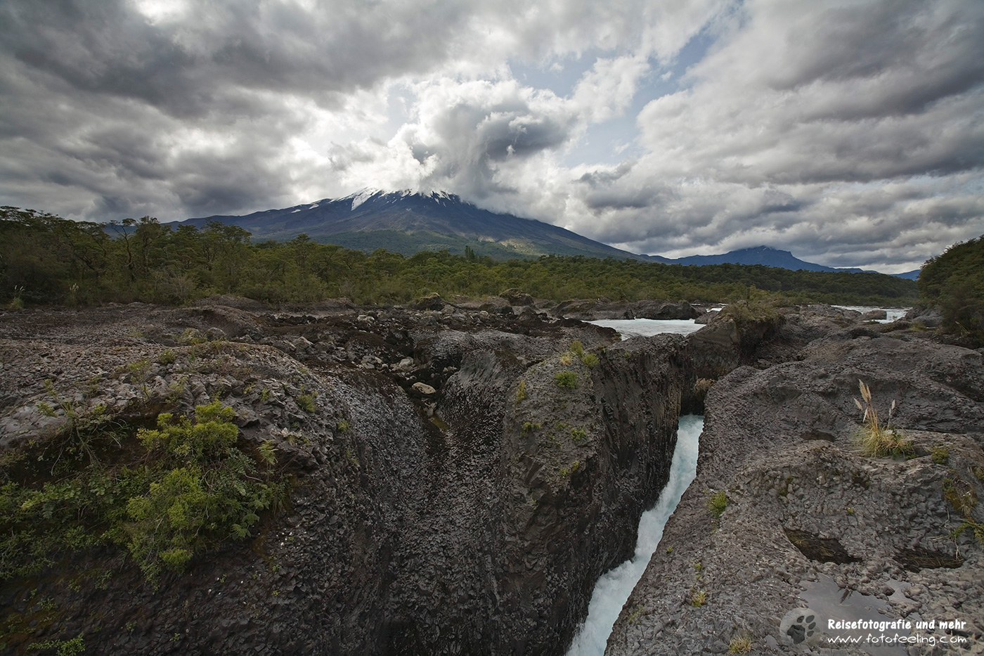 Saltos de Petrohue mit dem Vulkan  Osorno