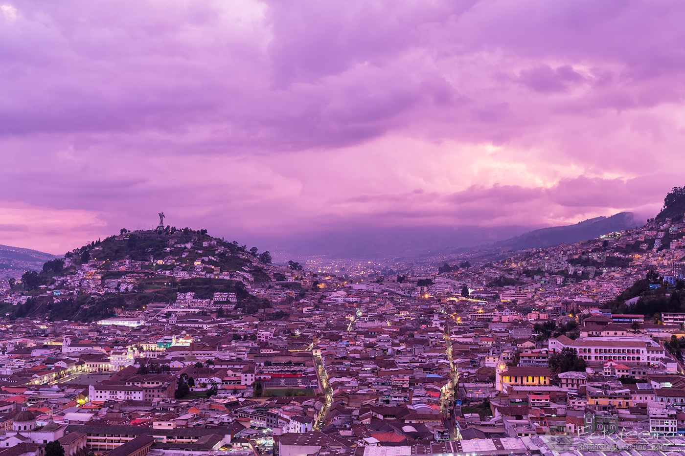 Aussicht auf  El Panecillo und der Virgin of Quito