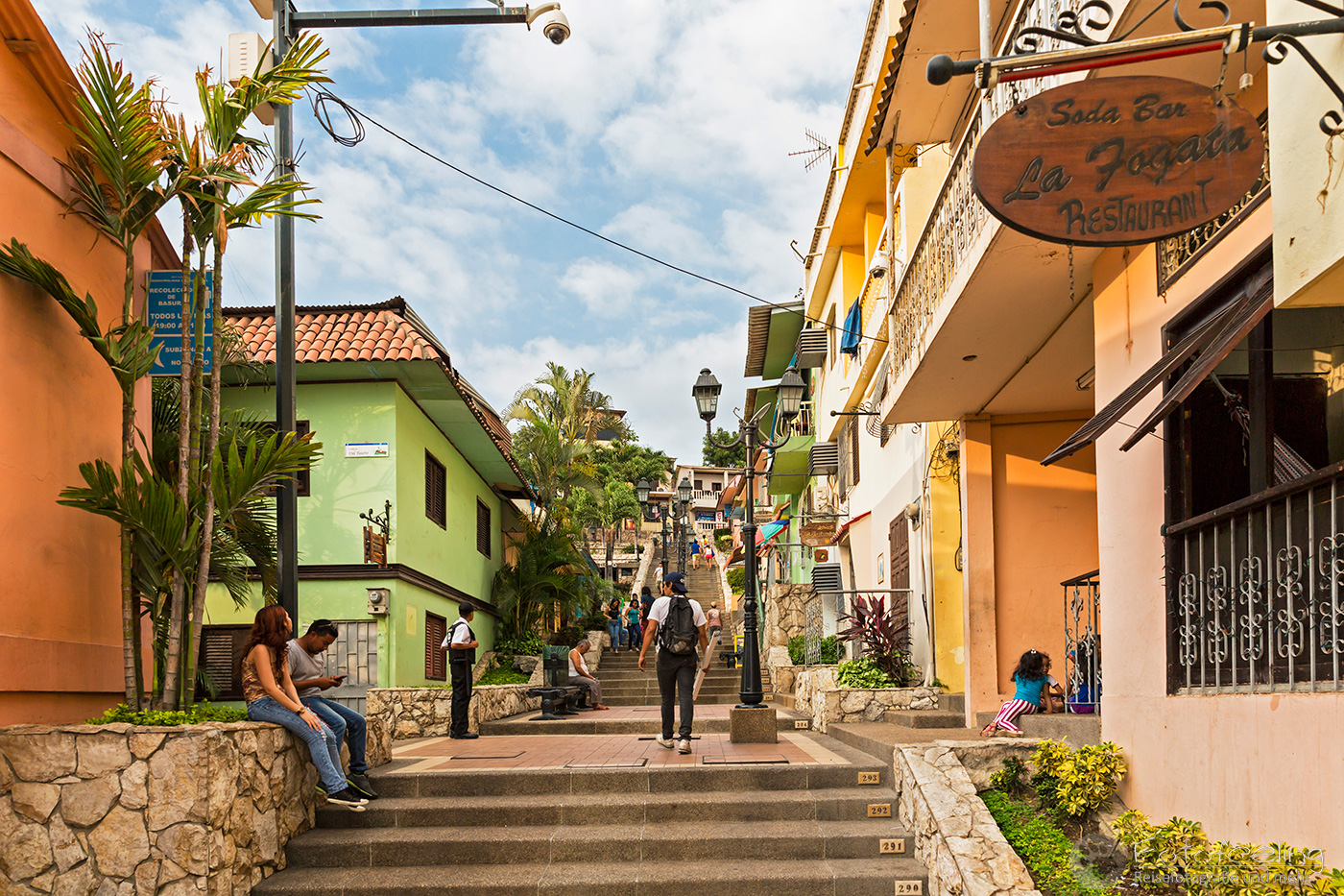 Las Peñas, Treppen führen zum Cerro Santa Ana
