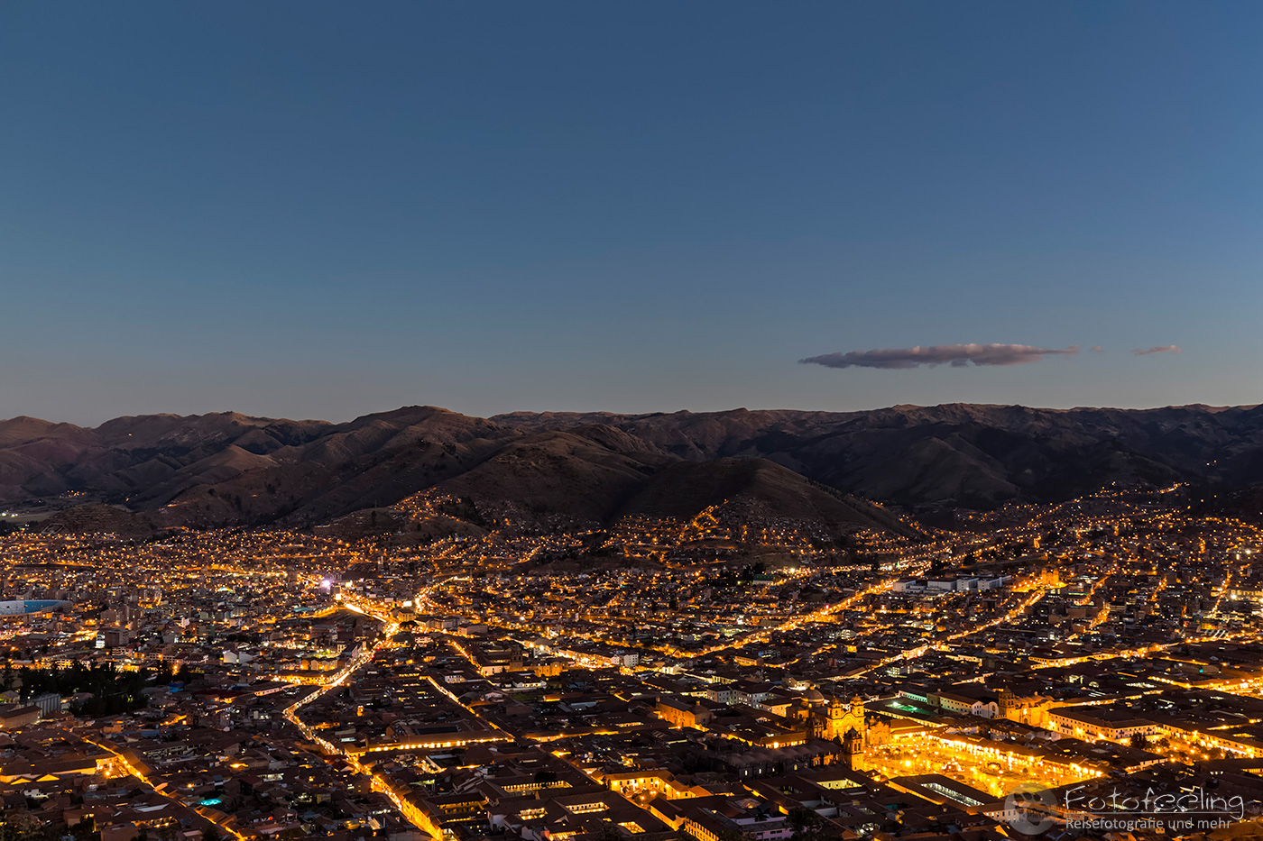 Aussicht von der Cristo Blanco Statue auf Cusco mit der Plaza de Armas, Blaue Stunde