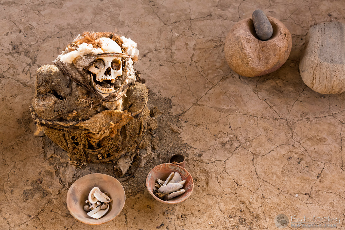 Friedhof von Chauchilla, Cementerio de Chauchilla, Mumie im Grab mit Grabbeigaben