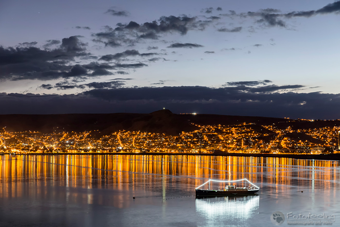 Schiff vor der Stadt Puno nach Sonnenuntergang