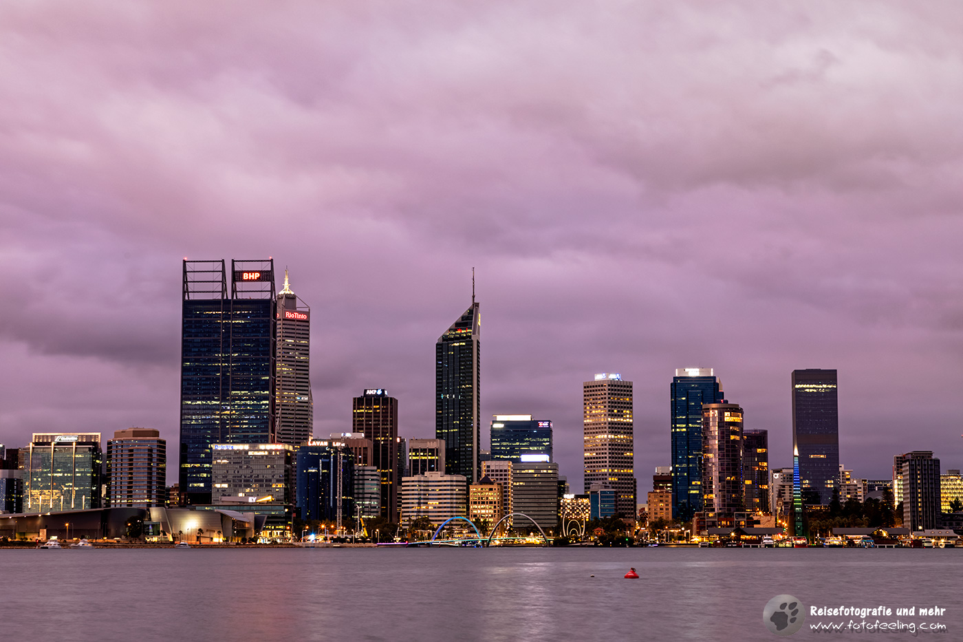 Perth Skyline mit lila Regenwolken