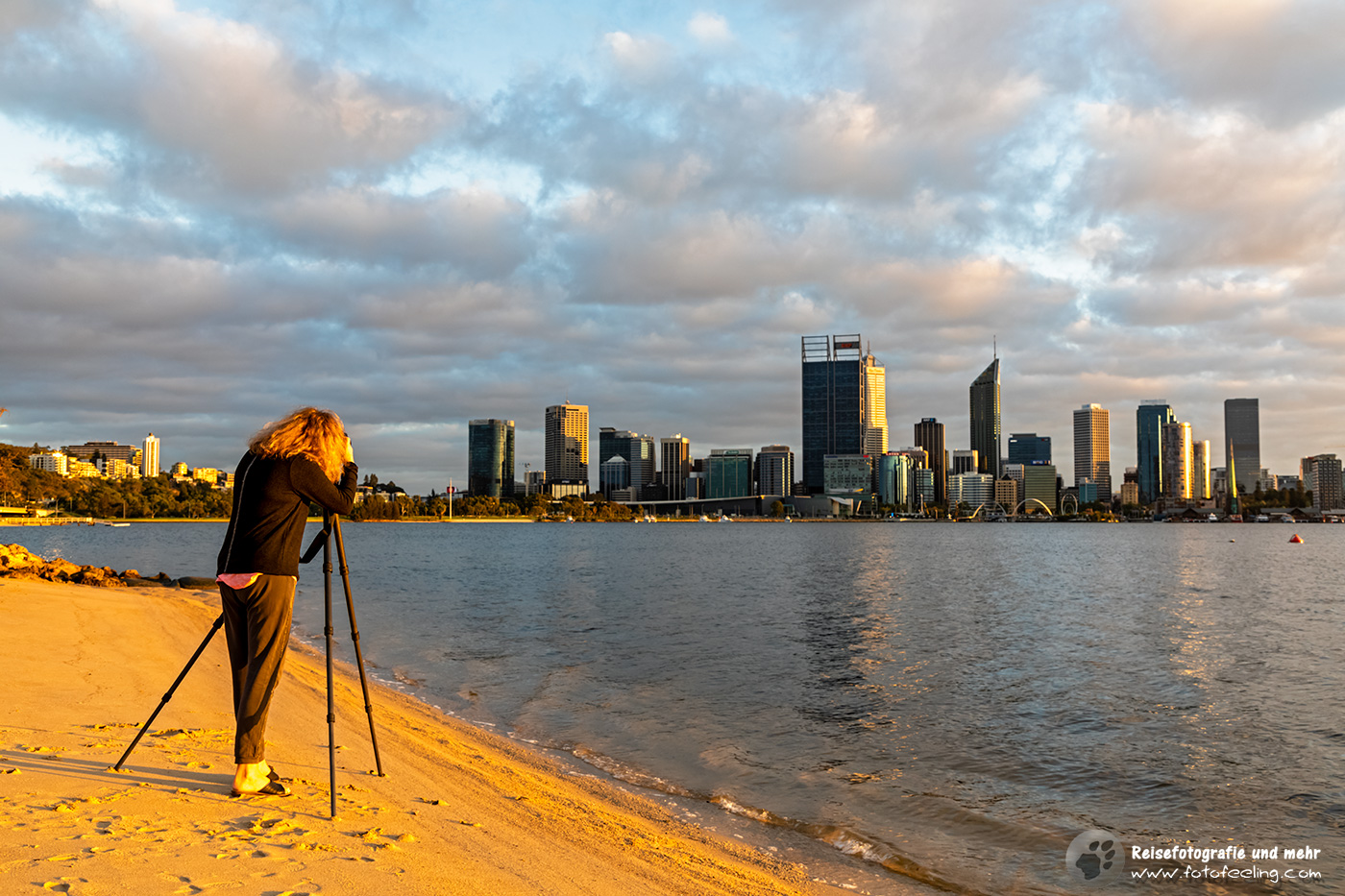 Andrea fotografiert die Skyline von Perth im ersten Morgenlicht