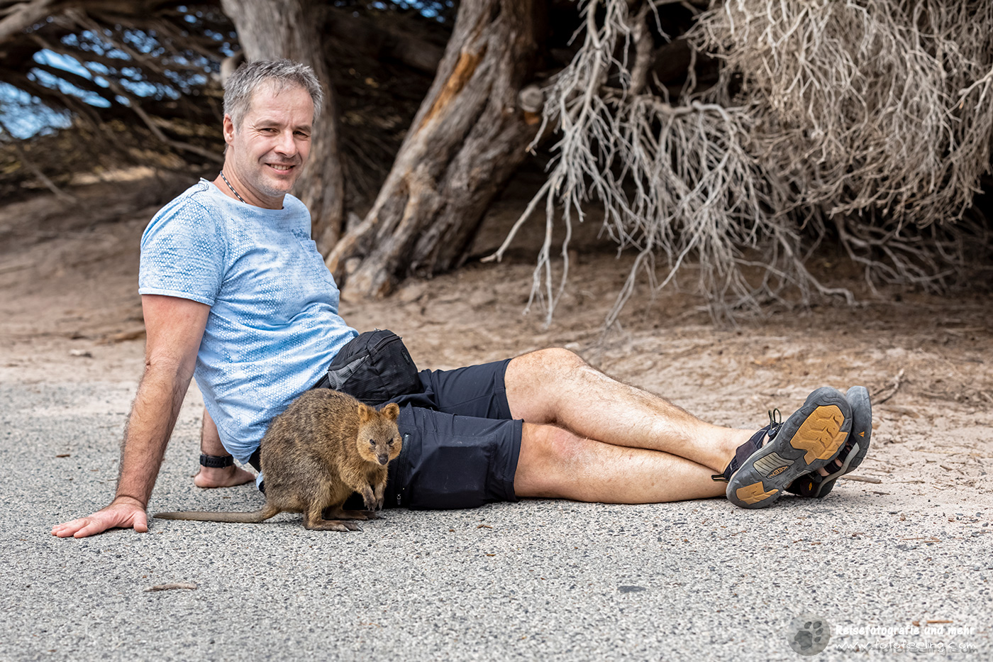Chris mit einem zutraulichen Quokka, Rottnest Island, Australien