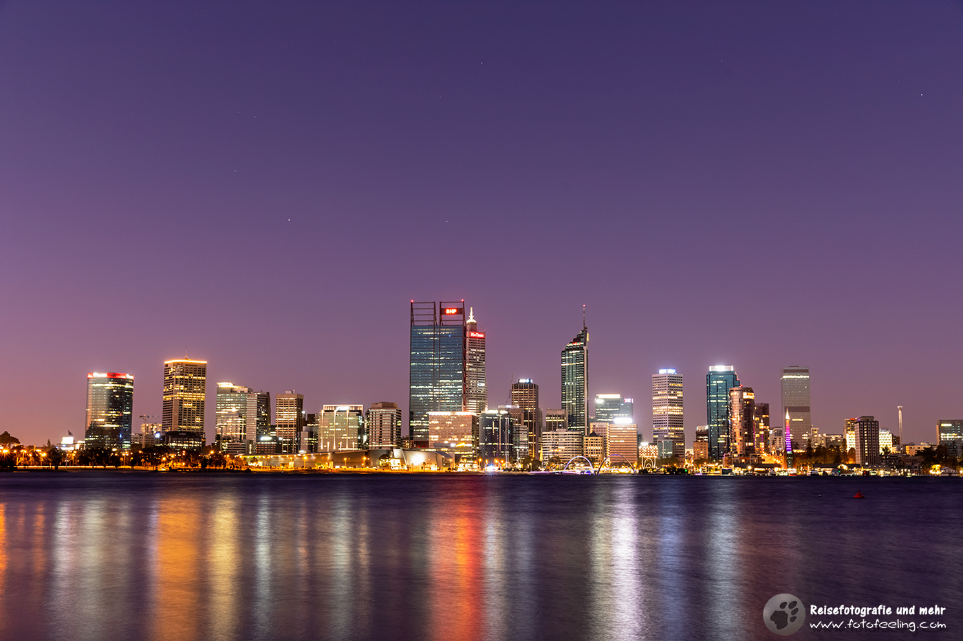 Skyline von Perth und Swan River zur Blauen Stunde, Australien