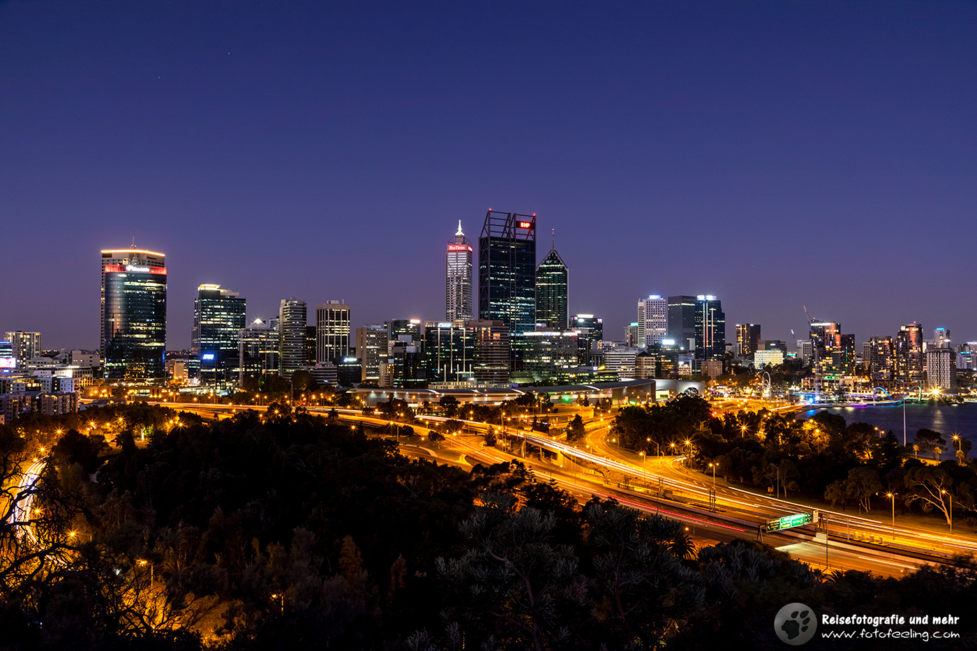 Skyline von Perth zur Blauen Stunde, Kings Park, Australien