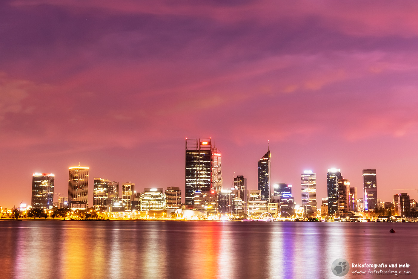 Traumhaft Morgendämmerung über der Skyline von Perth, Australien