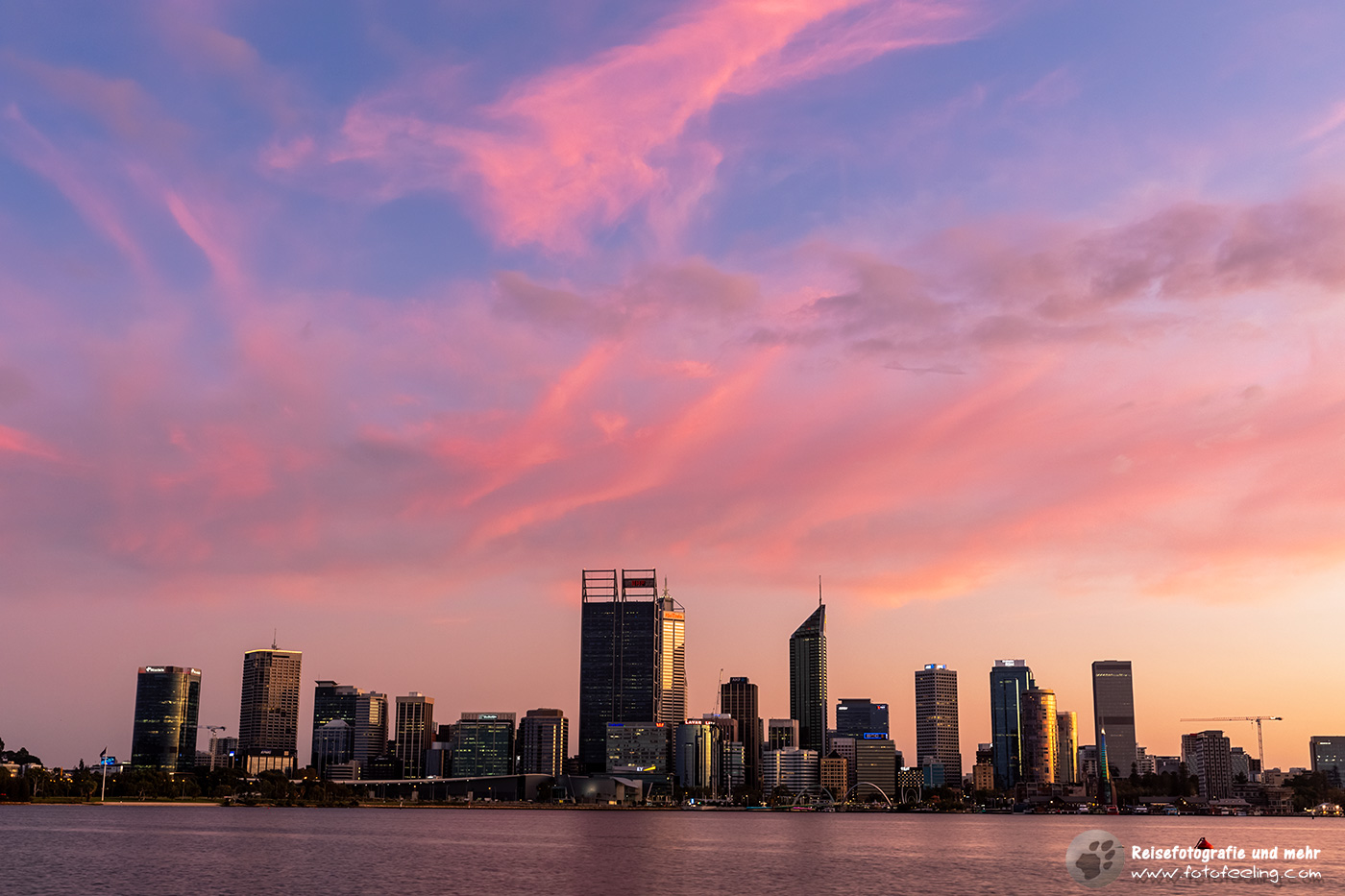 Skyline von Perth in der Morgendämmerung, Australien
