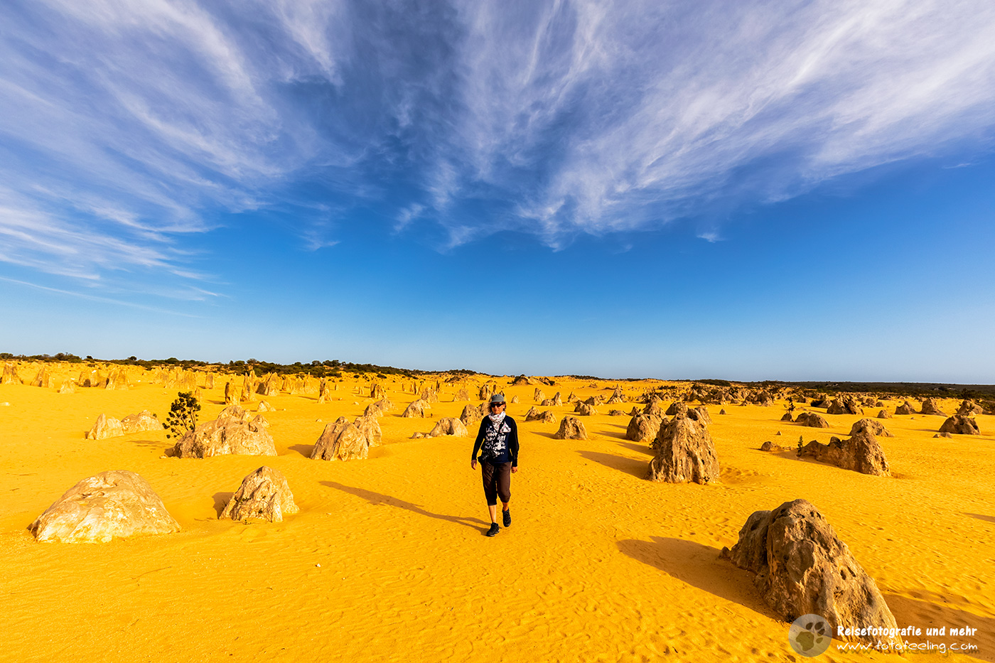 Andrea in der Pinnacles Desert, Nambung National Park, Western Australia, Australien