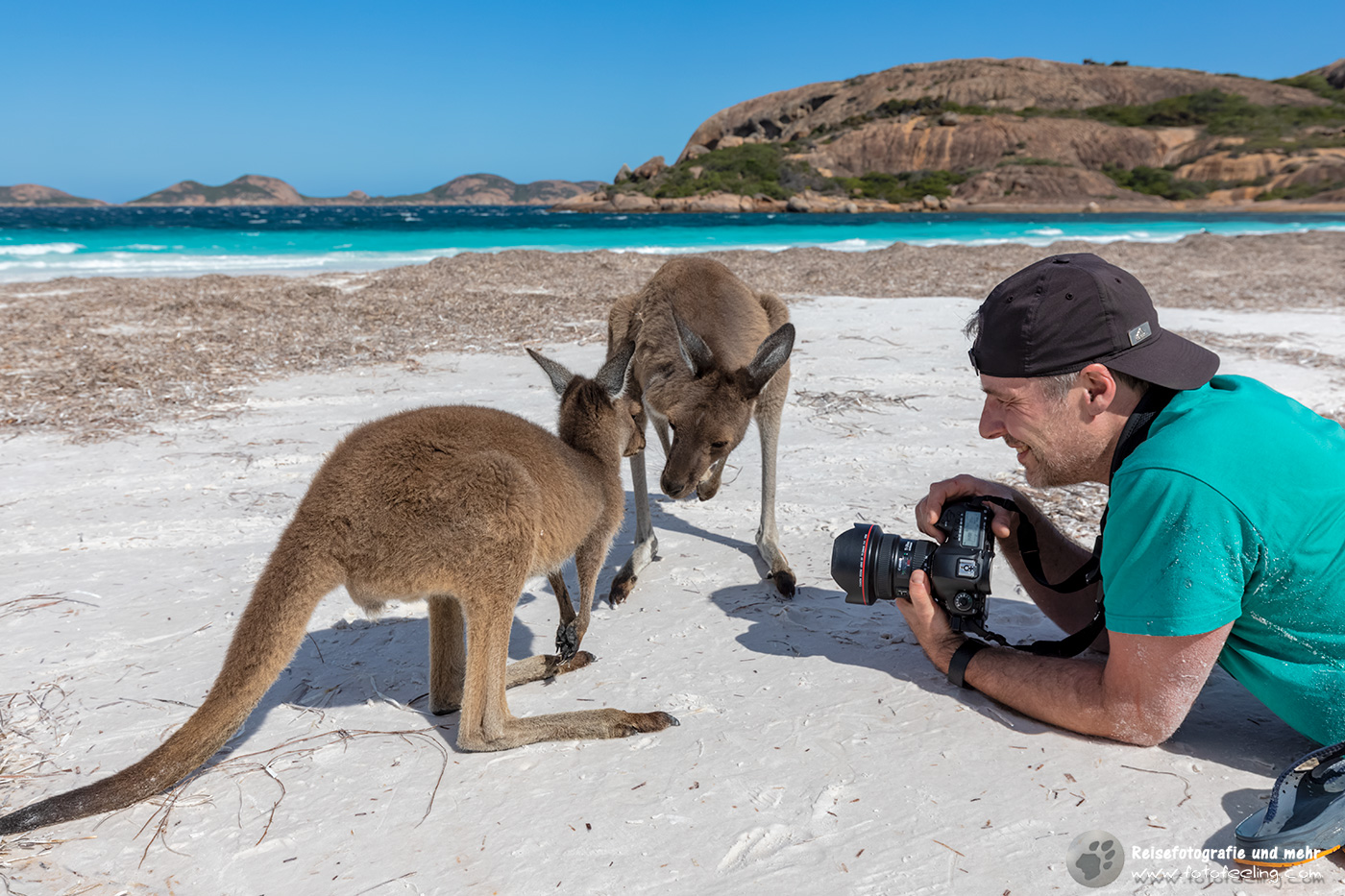 Chris ist begeistert von den Kängurus am Strand, Lucky Bay, Cape Le Grand National Park, South Australia, Australien