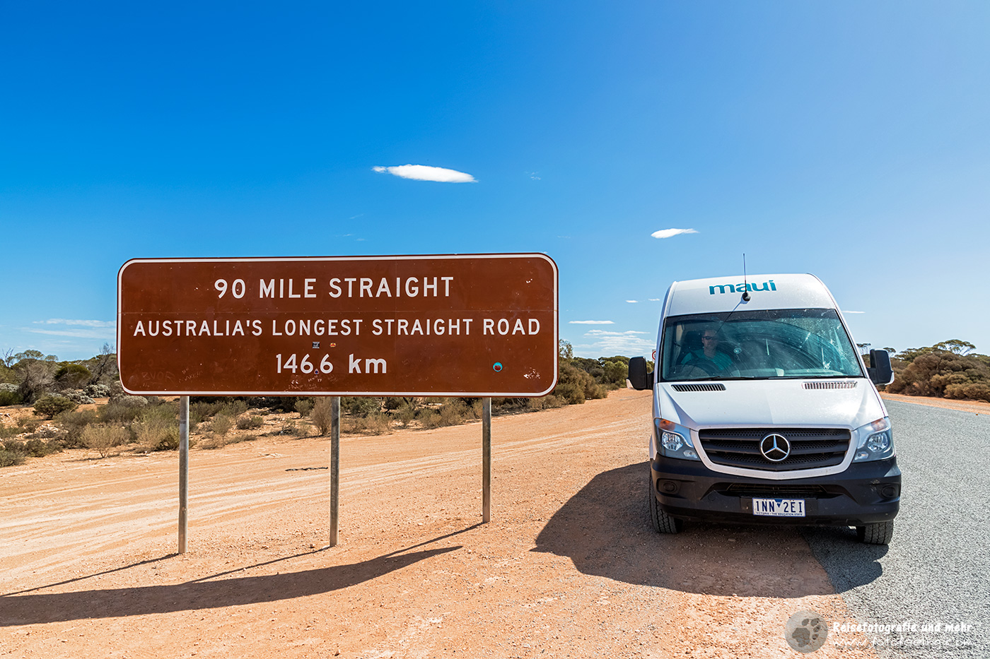90 Mile Straight - Australia´s Longest Straight Road 146,6 km, Nullarbor Ebene, South Australia, Australien