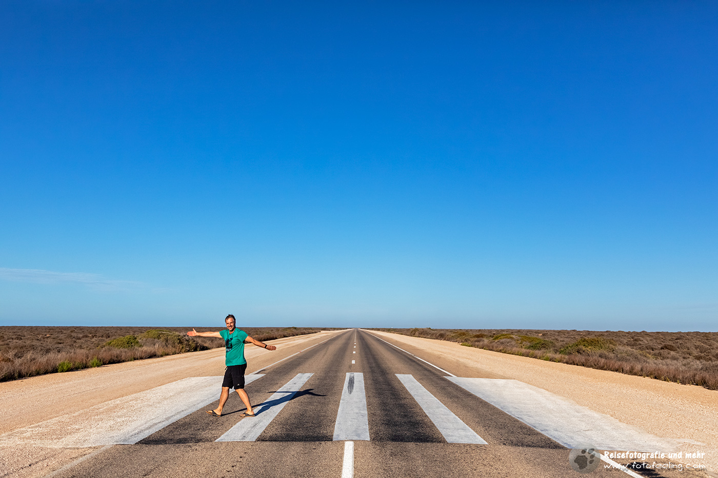 Chris auf dem Zebrastreifen, der aber eine Landebahn darstellt, Nullarbor Ebene, South Australia, Australien