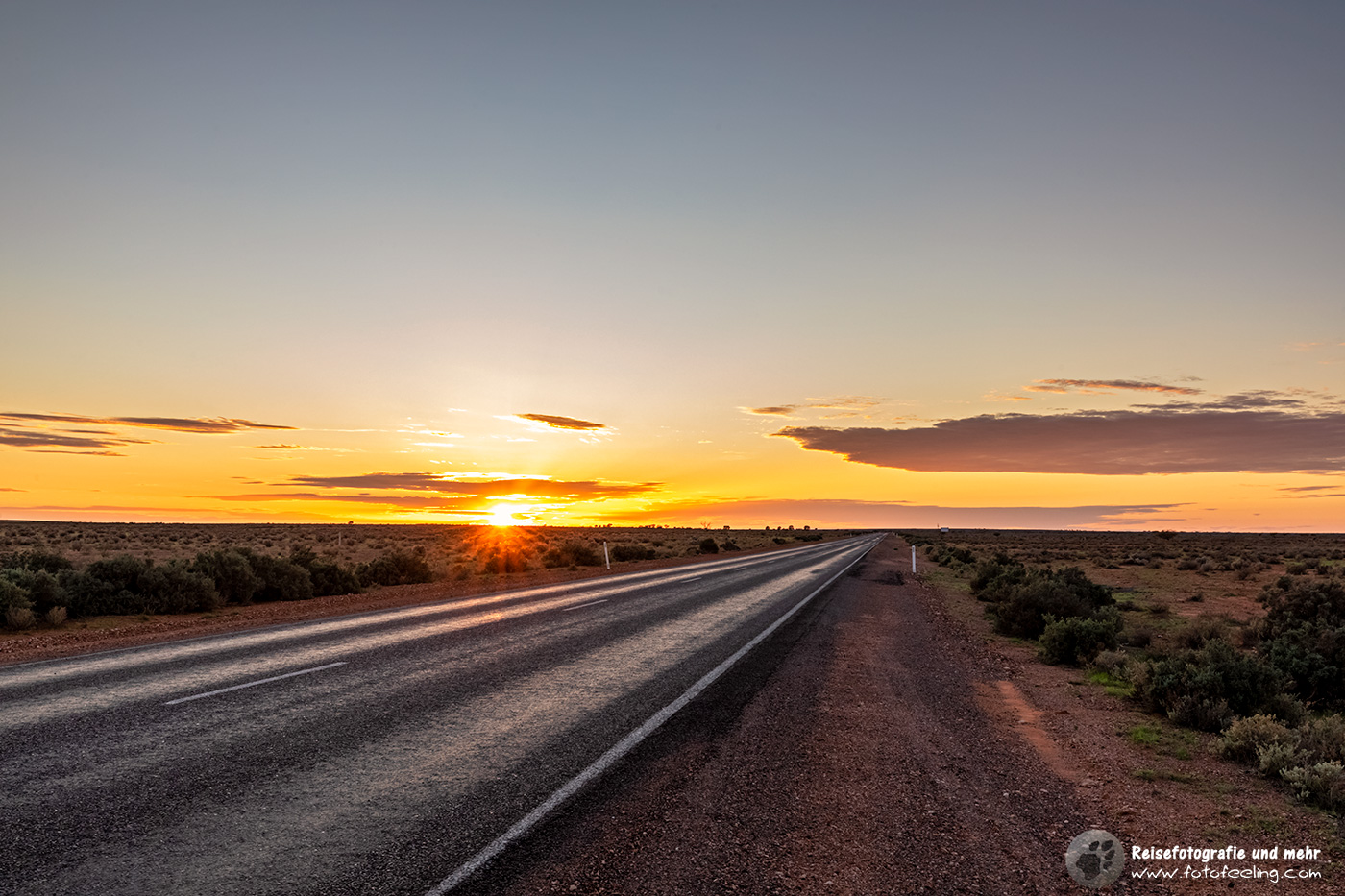 Sonnenaufgang über dem Stuart Highway, South Australia, Australien