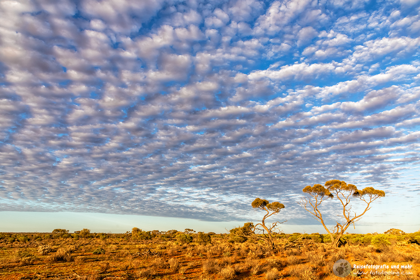 Wolkenstimmung über dem Stuart Highway, South Australia, Australien