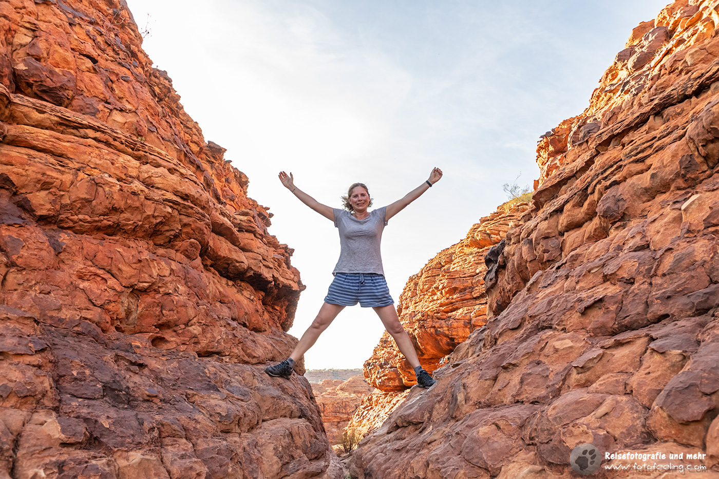 Andrea hat Spaß im Kings Canyon, Watarrka-Nationalpark, Northern Territory, Australien