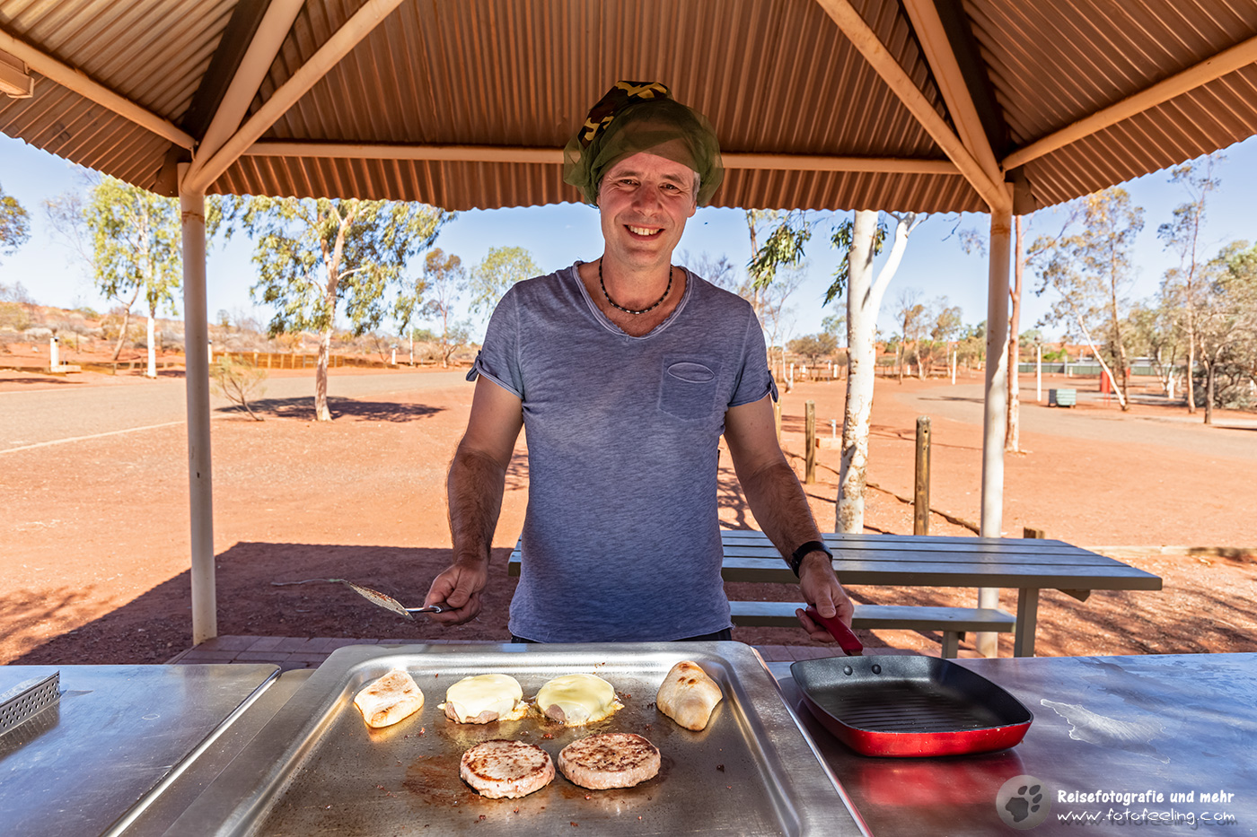 Chris am Grill, Ayers Rock Campground, Northern Territory, Australien