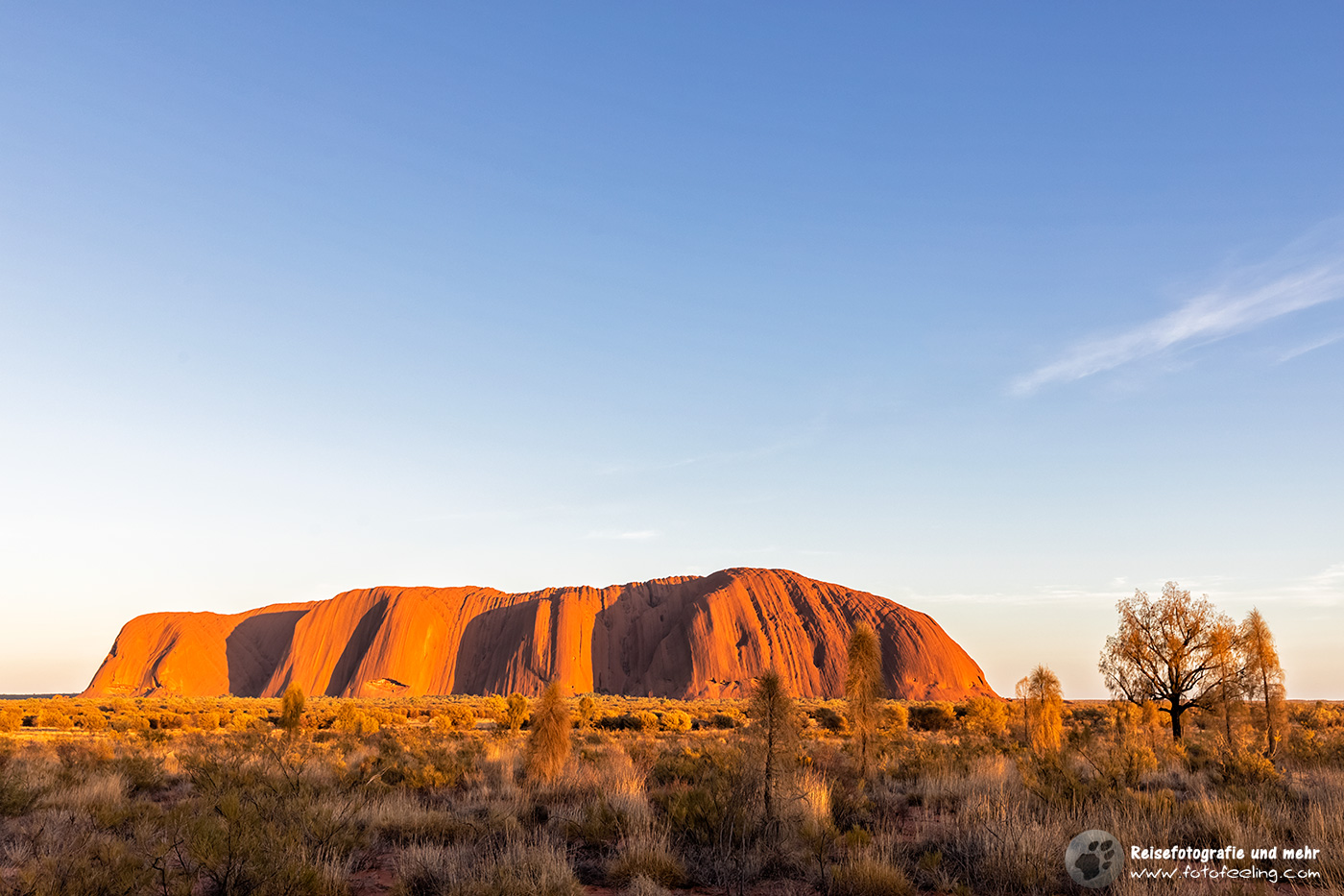 Uluru oder auch Ayers Rock im ersten Licht, Uluru-Kata Tjuta National Park, Northern Territory, Australien