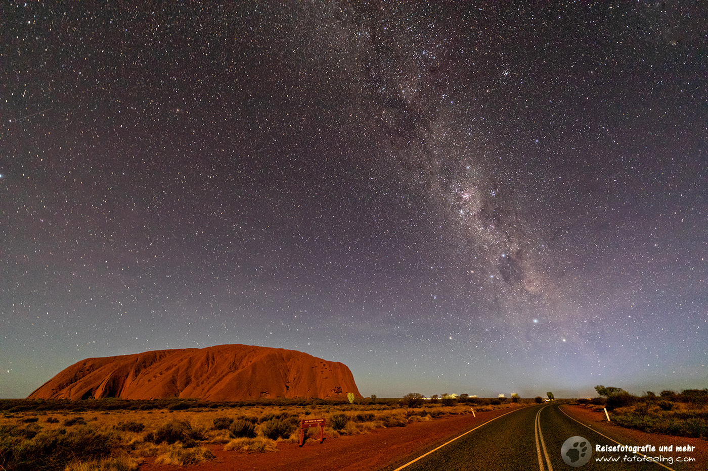 Der Uluru mit Milchstraße, Uluru-Kata Tjuta National Park, Northern Territory, Australien