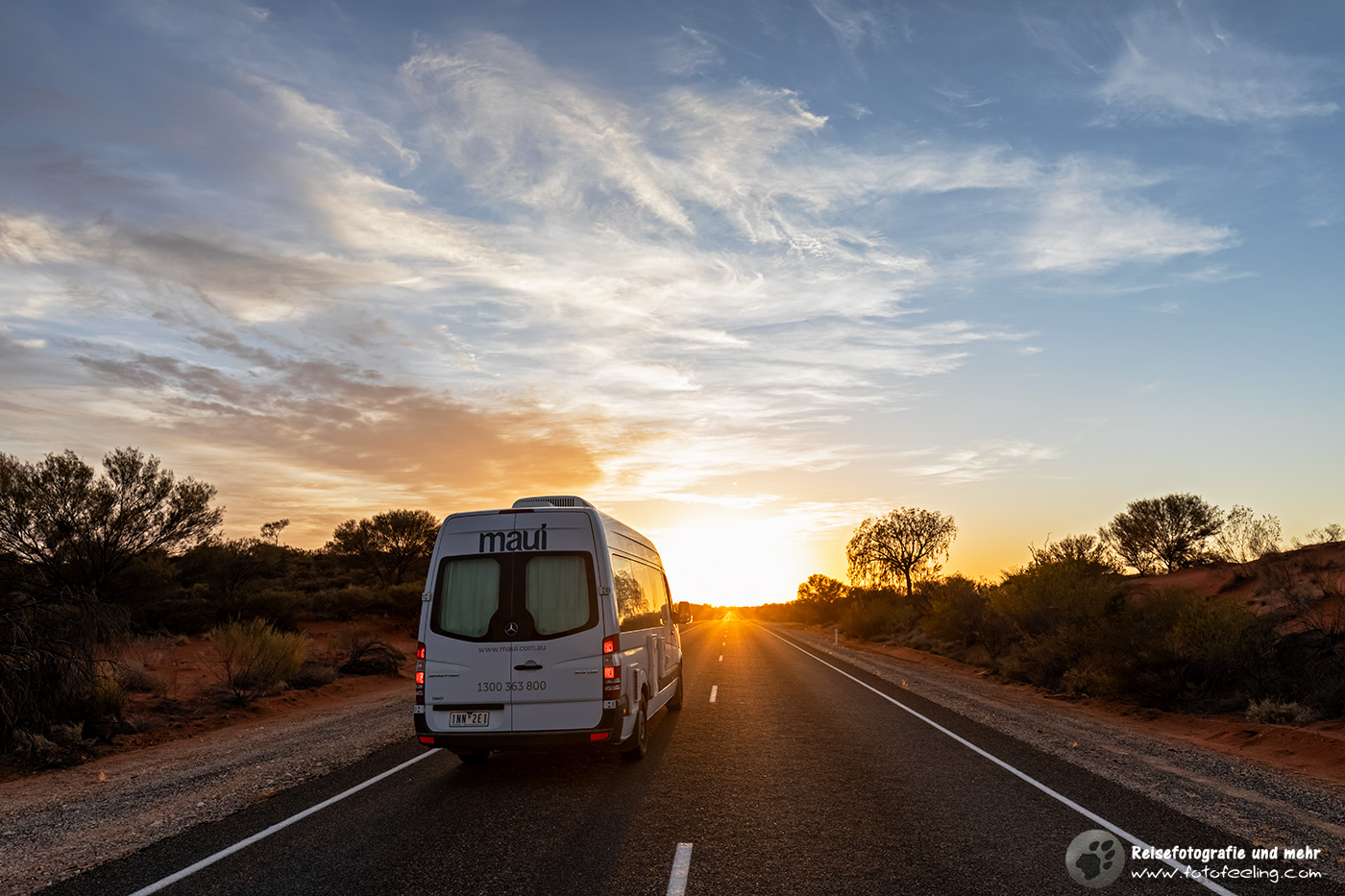 Sonnenaufgang über dem Lasseter Highway, Northern Territory, Australien