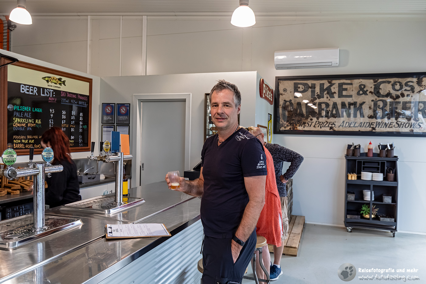 Chris probiert auch mal das Bier, Pikes Wines & Pikes Beer Company, South Australia, Australien