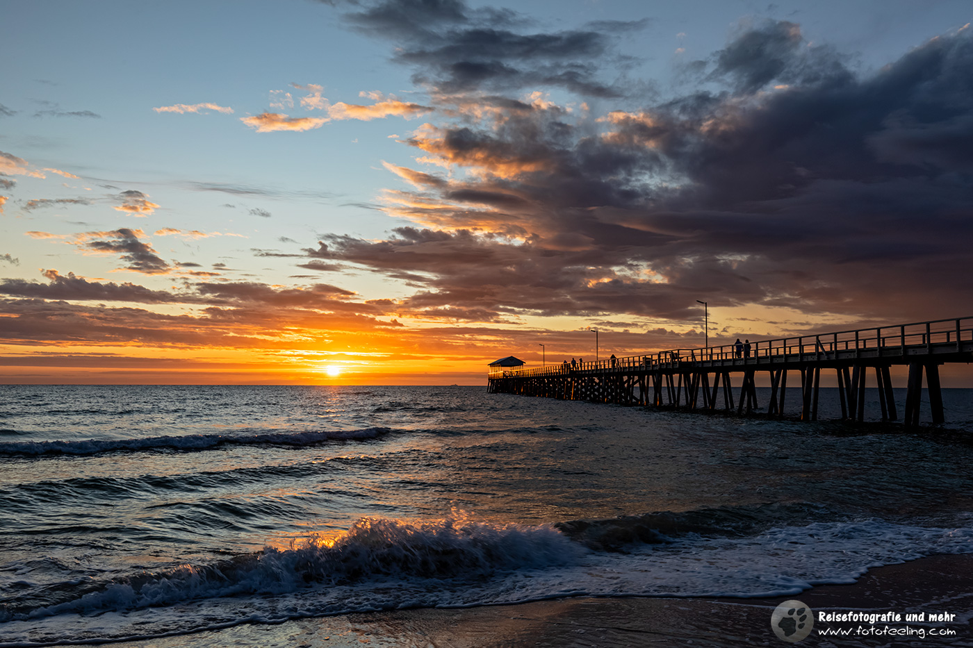 Sonnenuntergang über der Henley Beach Jetty, Adelaide, South Australia, Australien