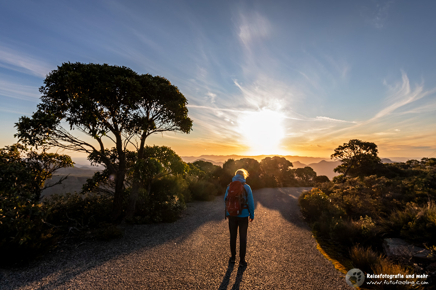 Andrea sucht einen besseren Aussichtspunkt, Mount William, Grampians Nationalpark, Victoria, Australien