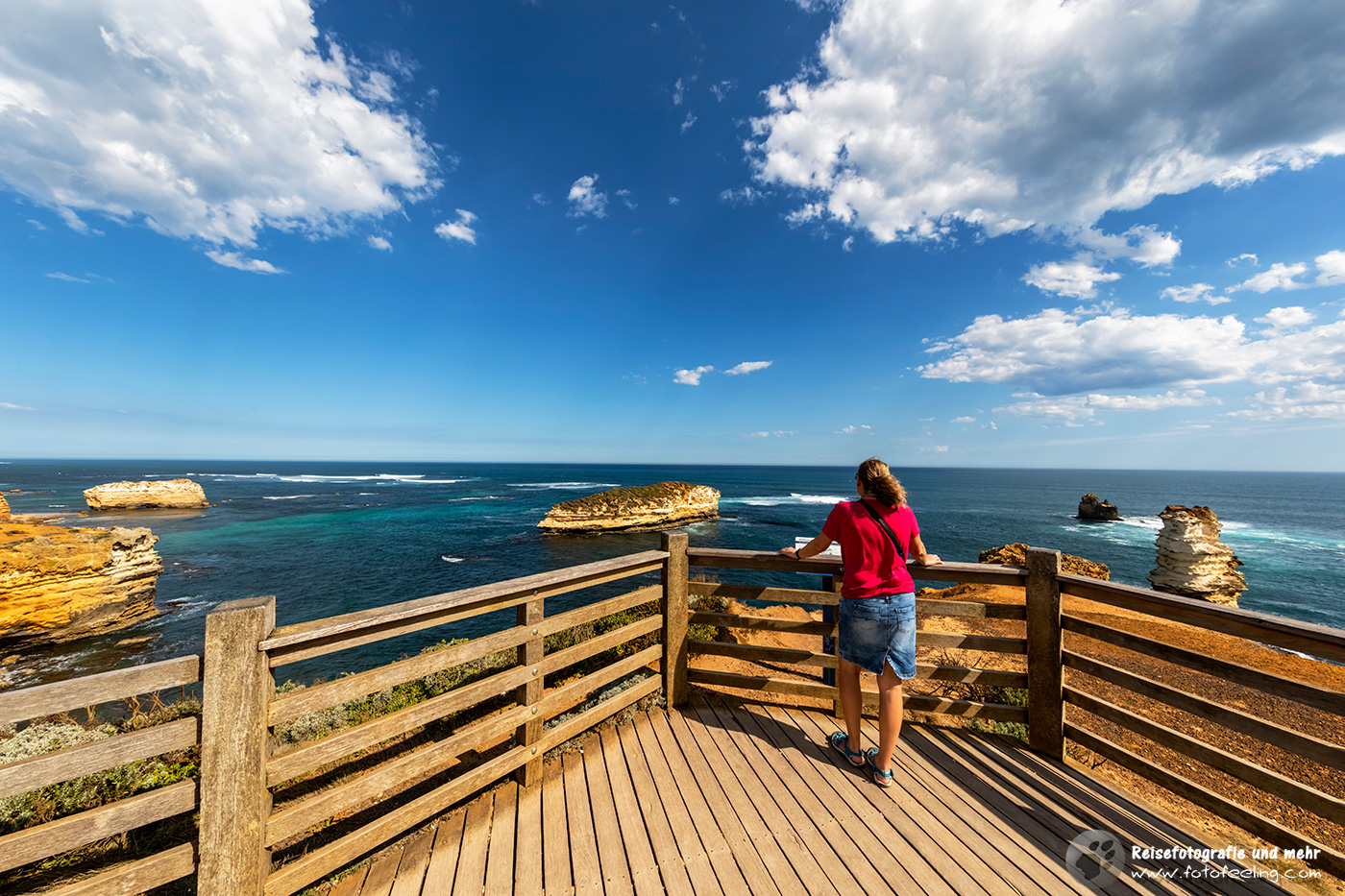 Andrea genießt die Aussicht, Bay of Islands Coastal Park,  Great Ocean Road, Victoria, Australien