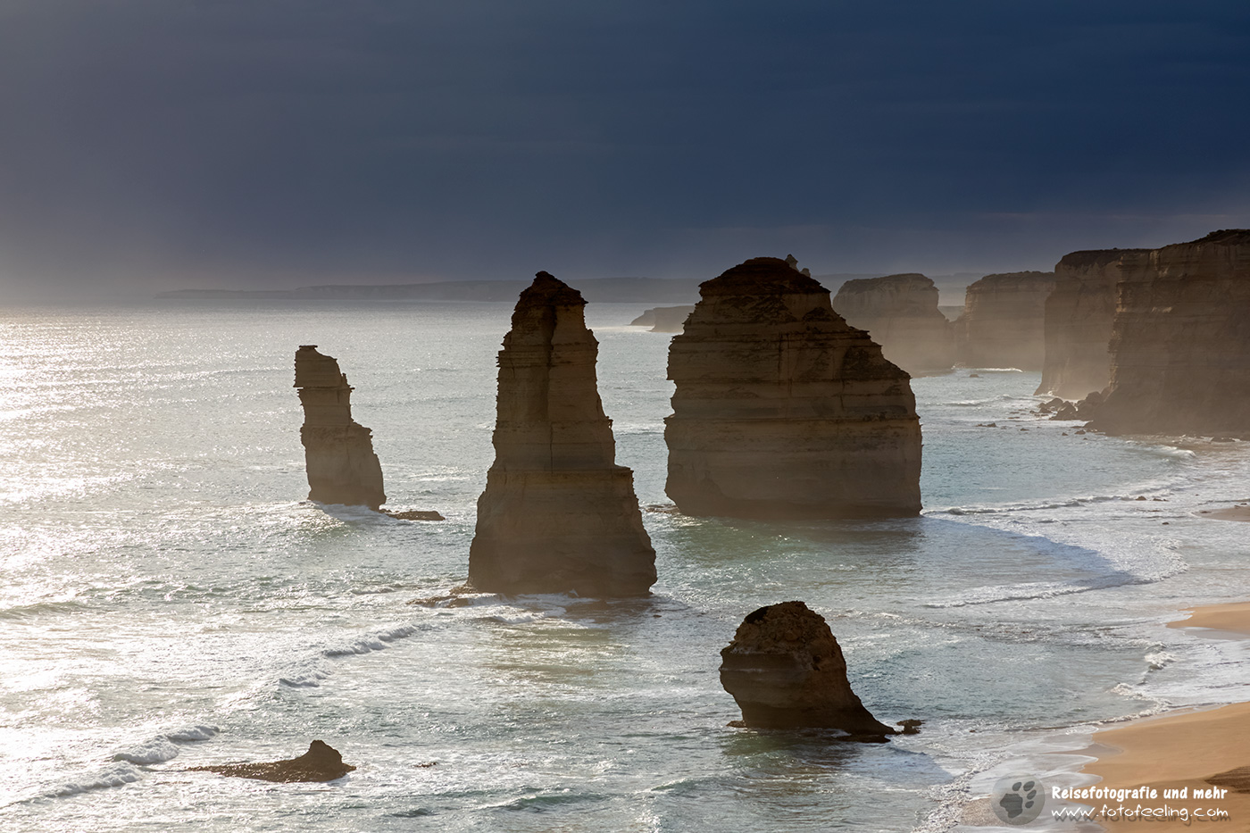 Unwetterfront hinter den Zwölf Aposteln (Twelve Apostles), Great Ocean Road, Victoria, Australien
