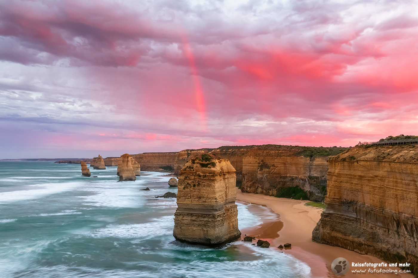 Roter Regenbogen über den Zwölf Aposteln (Twelve Apostles), Great Ocean Road, Victoria, Australien