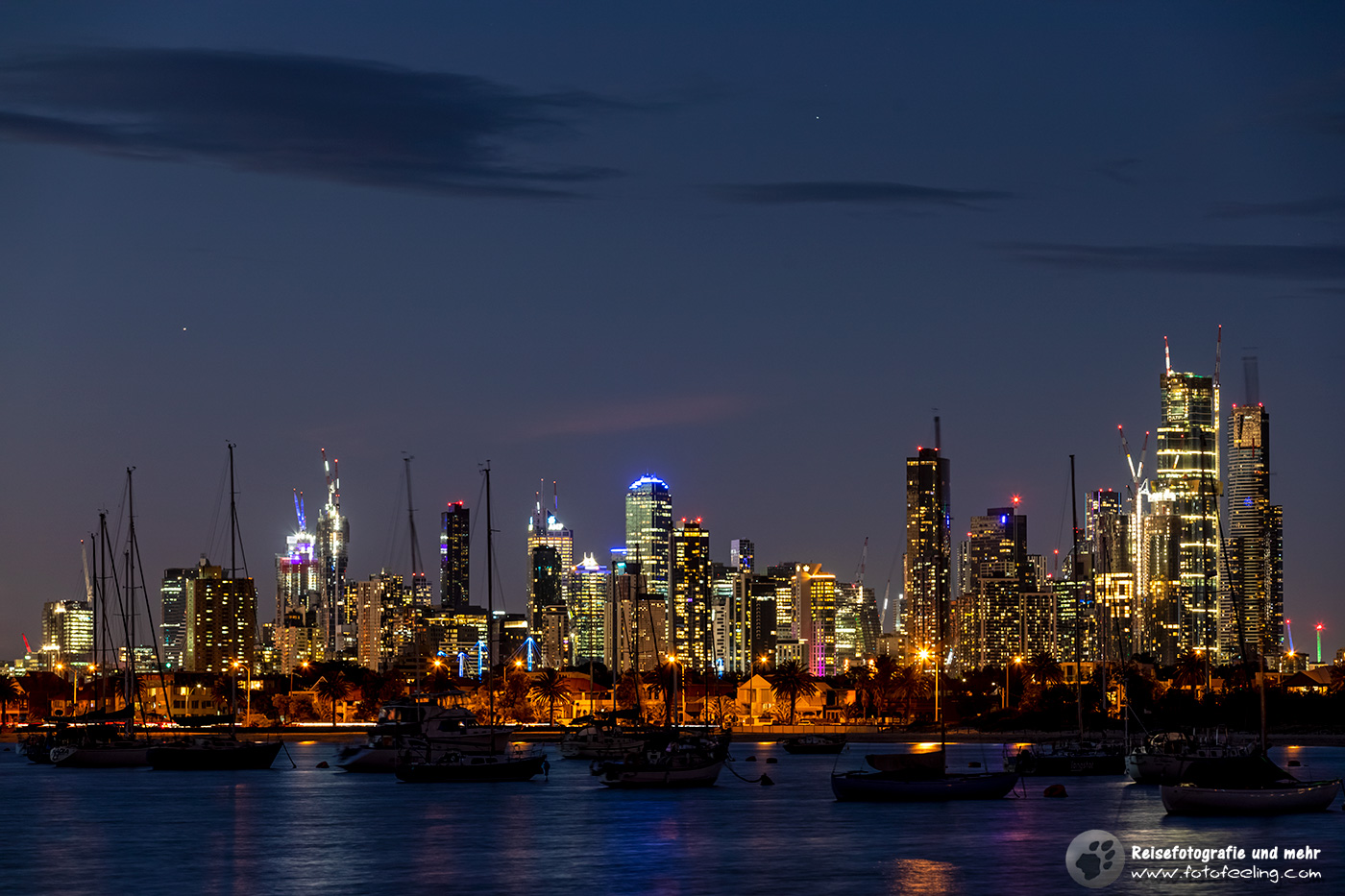 Blaue Stunde über der Skyline von Melbourne, Victoria, Australien