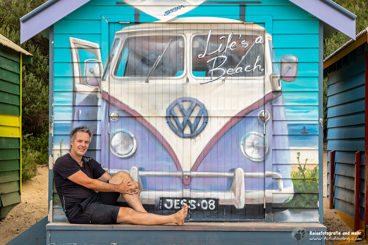 Cooler VW Bus, Brighton Bathing Boxes am Brighton Beach, Melbourne, Victoria, Australien