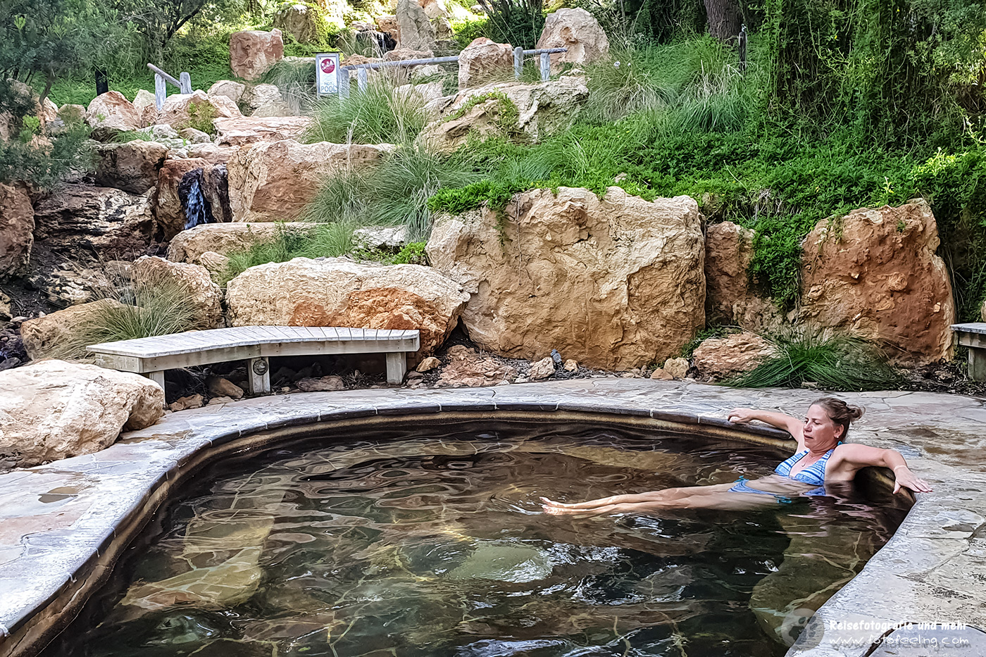 Andrea in einem heißen Pool, Peninsula Hot Springs, Fingal, Victoria, Australien
