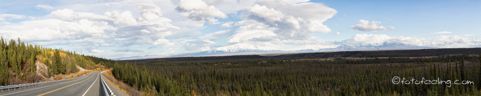 Tok Cut-Off Highway mit dem Mount Sanford und Mount Drum, Alaska, USA