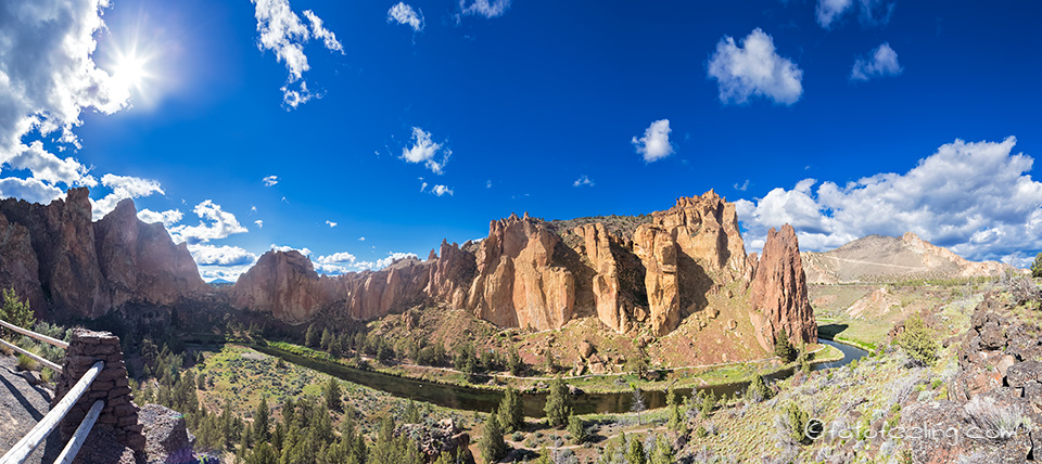 Smith Rock State Park mit Crooked River, Oregon, Amerika
