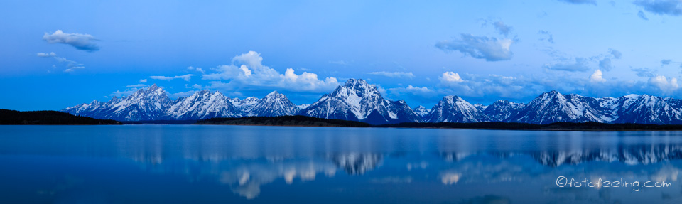 Teton Bergkette mit dem Jackson Lake zur blauen Stunde, Grand Teton Nationalpark