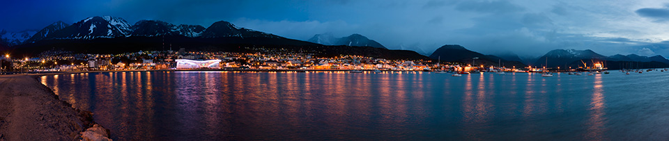 Skyline von Ushuaia bei Nacht, Argentinien