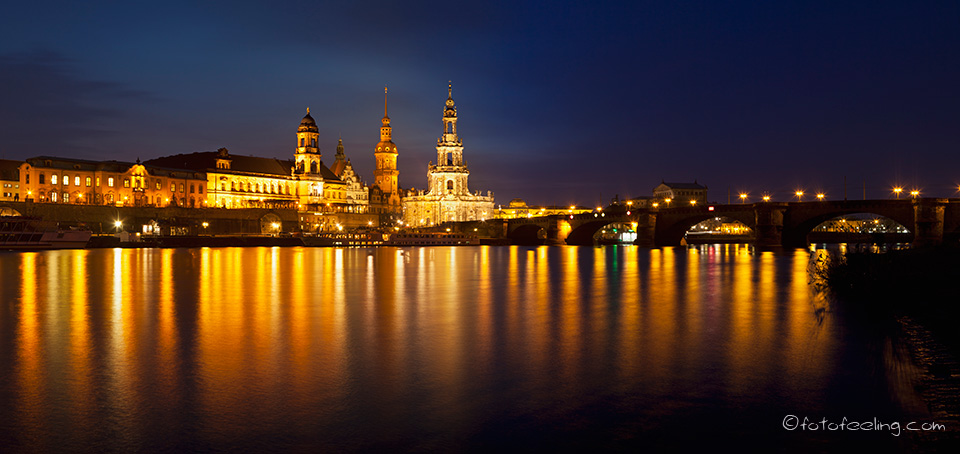 Skyline von Dresden an der Elbe:  Ständehaus Dresden, Frauenkirche, Katholische Hofkirche, Bruehlsche Terrasse, Dresdner Residenzschloss, Augustusbrücke
