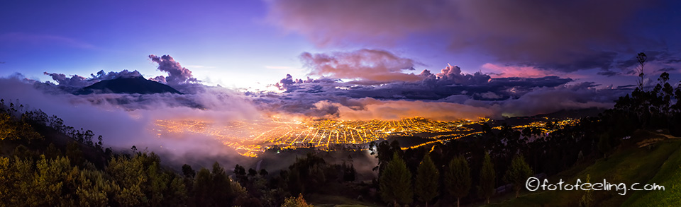 Blaue Stunde über Ibarra mit Vulkan Imbabura (4630 m), Ecuador