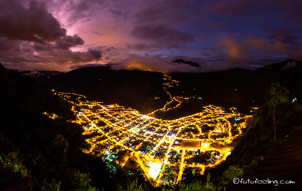 Blaue Stunde ber Baos de Agua Santa (deutsch: Bder des heiligen Wassers), Ecuador