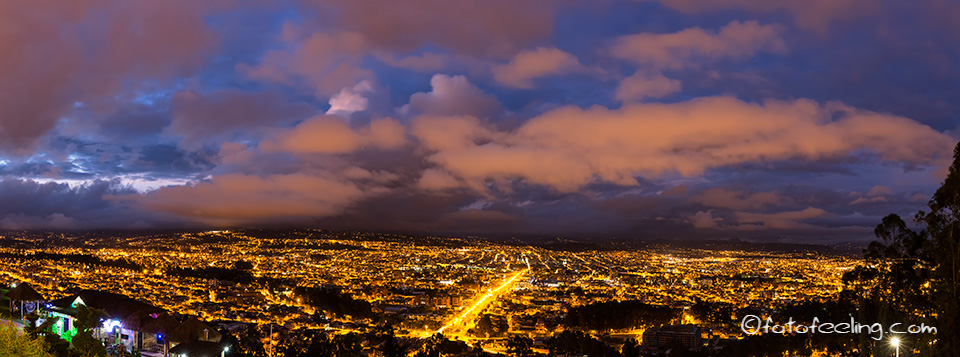 Blaue Stunde über Cuenca, Ecuador
