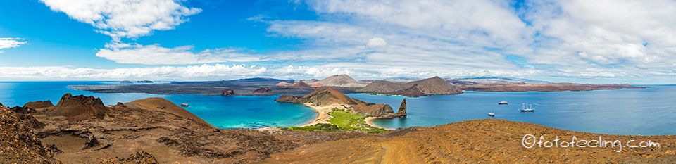 Aussicht auf dem Pinnacle Rock (Pináculo) und Insel Santiago - Sullivan Bay, Insel Bartolomé, Galapagos Inseln, Ecuador