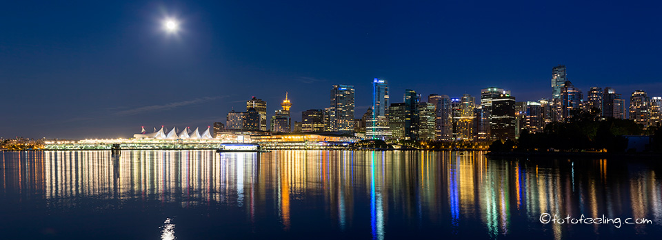 Skyline von Vancouver (Canada Place, Lookout Tower, Downtown) mit Vollmond, Aussicht vom Stanley Park, Vancouver, Kanada