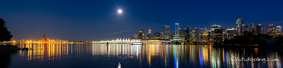 Skyline von Vancouver (Canada Place, Lookout Tower, Downtown) mit Vollmond, Aussicht vom Stanley Park, Vancouver, Kanada