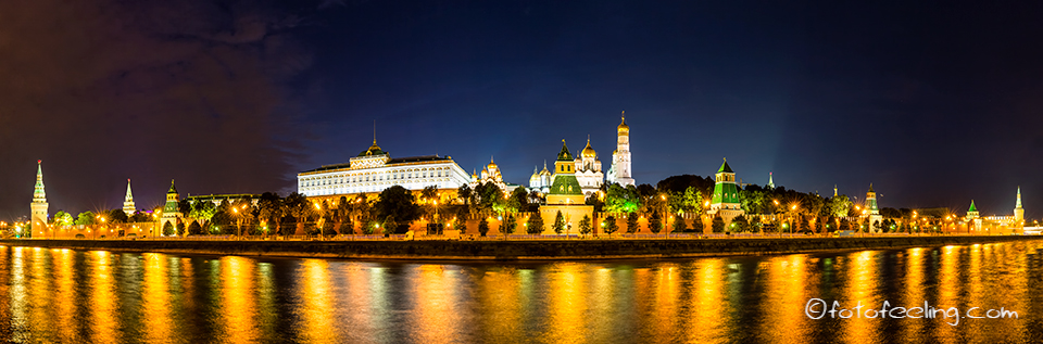Südlicher Kremlmauer-Abschnitt an der Moskwa - Großer Kremlpalast, Erzengel-Michael-Kathedrale, 
 Maria-Verkündigungs-Kathedrale, Glockenturm Iwan der Große - Moskau - Russland