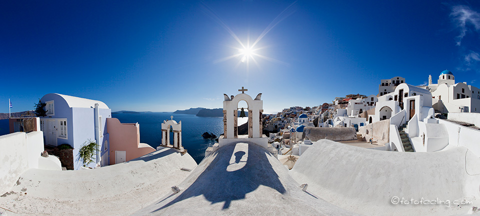 Einer von vielen Glockentürmen in Oia, Santorin