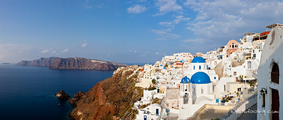 Viele Kirchen mit blauen Kuppeln in Oia, Santorin