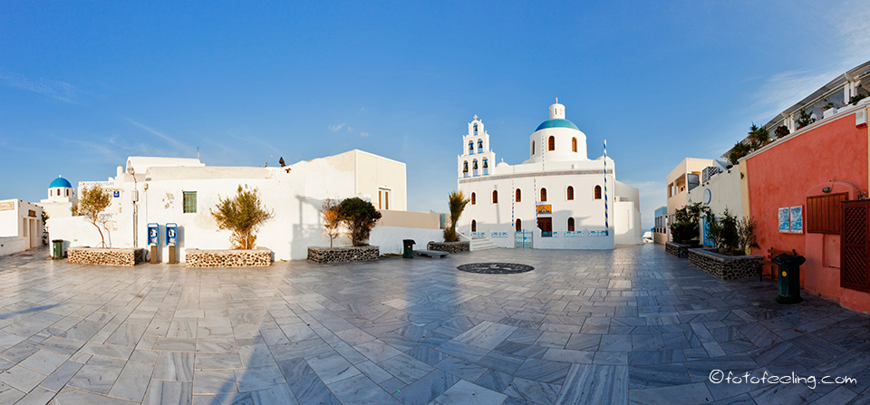 Eine von vielen Kirchen in Oia, Santorin