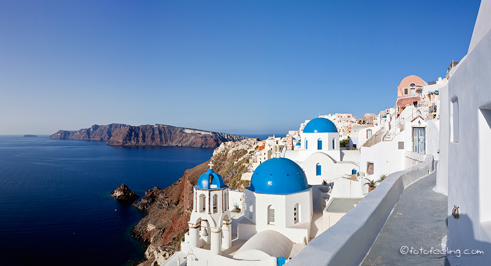 Viele Kirchen mit blauen Kuppeln in Oia, Santorin