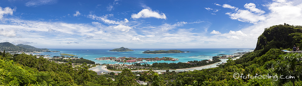 Aussicht auf Eden Island, Hafen von Victoria, Sainte Anne Marine National Park mit den Inseln Sainte Anne, Île au Cerf, Moyenne, Long Island, Mahé, Seychellen